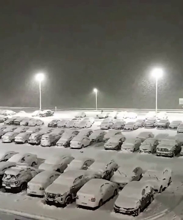 Bariloche en alerta amarilla por la nieve: cerraron el aeropuerto y el cerro Catedral