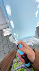 Dessiner sur des encombrants trouvés dans la rue