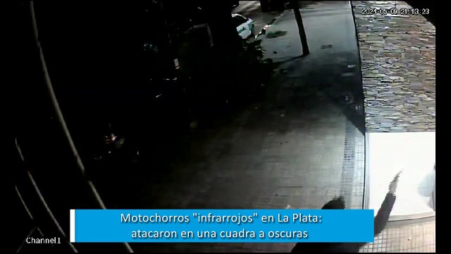 Motochorros infrarrojos en La Plata: atacaron armado en una cuadra a oscuras