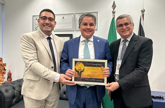 Em seu gabinete, Efraim Filho recebe comenda de Melhor Senador da Paraíba em 2023