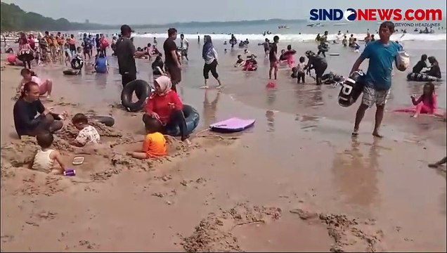 Melihat Suasana Pantai Carita pada Libur Panjang Hari Kenaikan Yesus Kristus