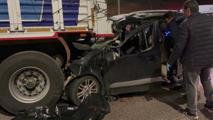 Video herunterladen: Arıza yapınca yolda duran TIR'a hafif ticari araç çarptı: 1 ölü