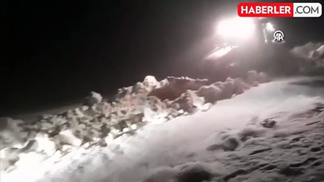 Muş'ta mayıs ortasında yağan kar yolları kapattı! 6 kişi mahsur kaldı