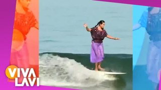 Surfista mexicana sorprende al desafiar las olas con su huipil