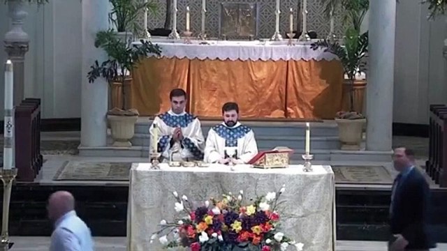 Grupo de fiéis impede que jovem armado com espingarda entre em igreja