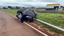 Fusca fica sem freio e colide em poste na marginal da PRc-467, em Cascavel; Motorista escapa ileso