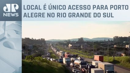 Motoristas ficam horas no congestionamento da Rodovia RS-118