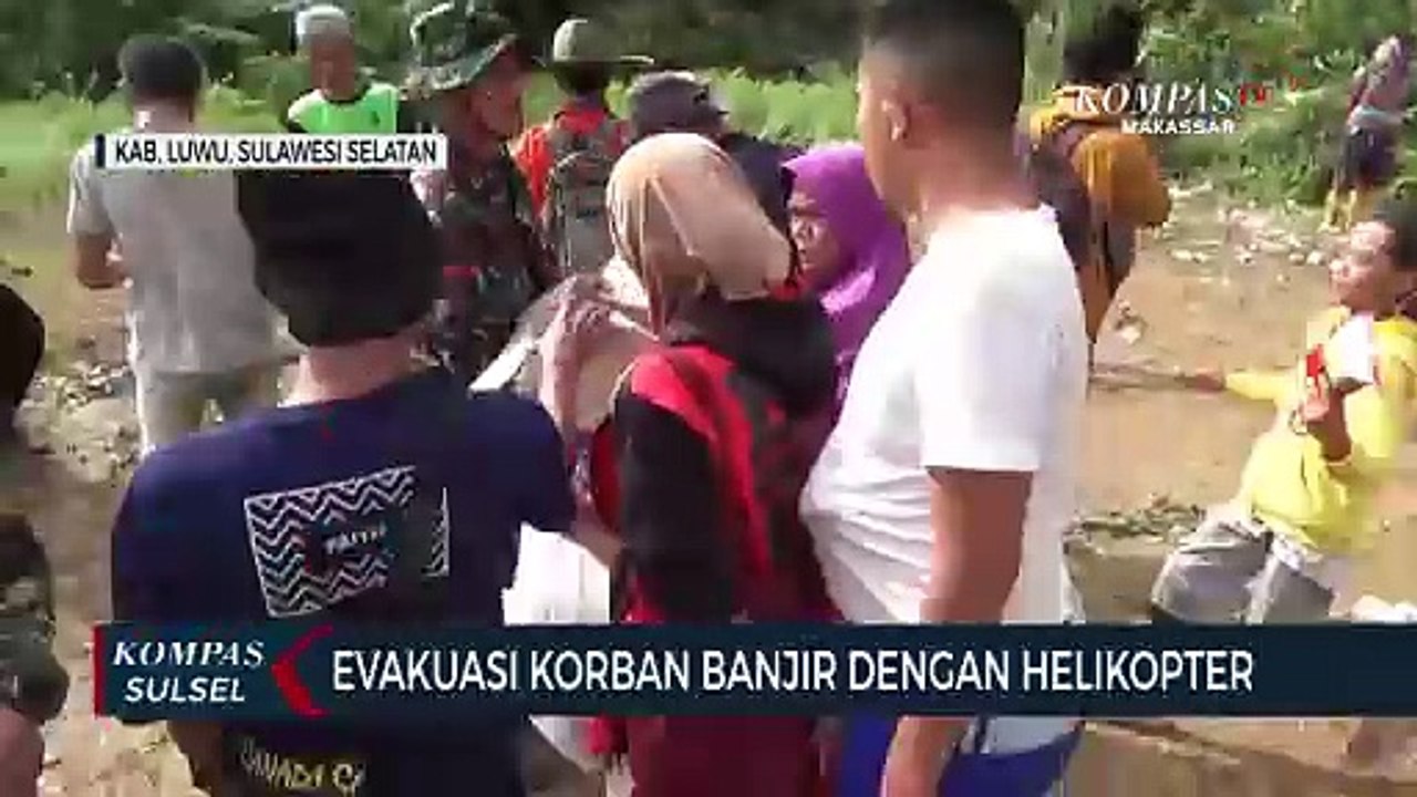 Evakuasi Korban Banjir Dengan Helikopter