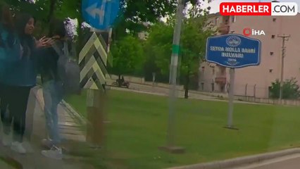 Kaldırımda bekleyen öğrenciler, aracın su sıçratması ile sırılsıklam oldu