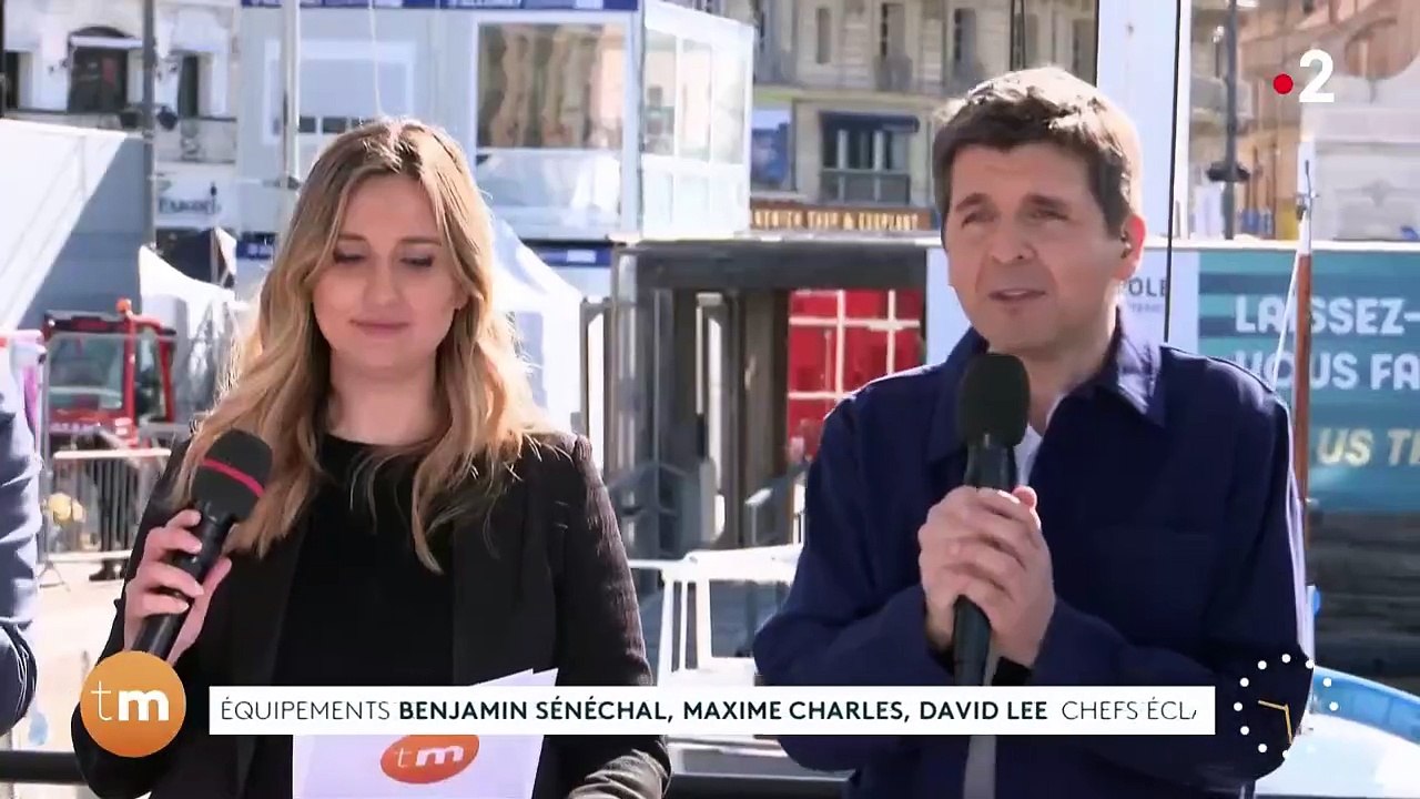 "Vous êtes vraiment dégueulasse !" : Thomas Sotto taquine Julian Bugier en direct dans "Télématin"