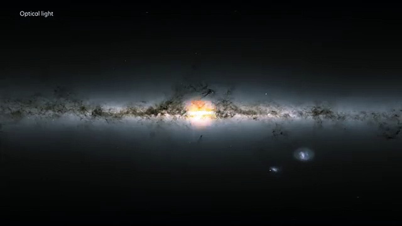 La imagen muestra el gas brillante que orbita alrededor del agujero negro. La región central oscura está rodeada por una estructura brillante con form