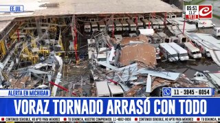 Tornado arrasó con todo y dejó a decenas de personas atrapadas