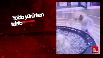 Yolda yürürken telefonla ilgilenen yayaların başına gelen ilginç kazalar