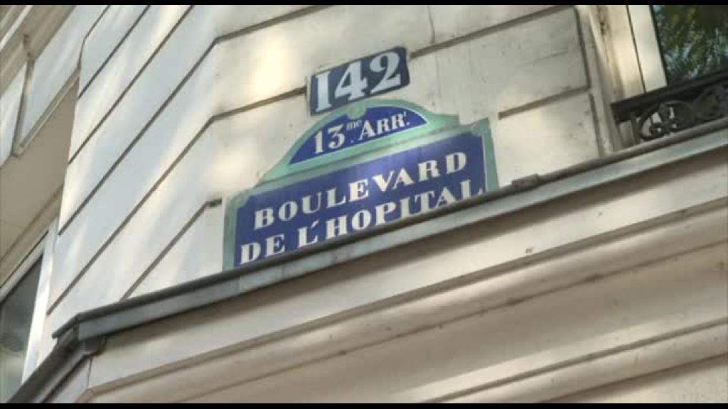 Video Parigi, uomo arrestato ferisce due agenti in commissariato: uno grave