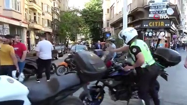 Taksim’de yaya yolunu işgal eden motosiklet sürücülerine ceza yağdı