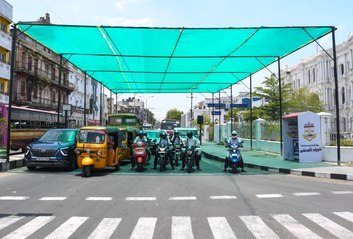 धूप से यात्रियों को बचाने की अनोखी जुगत... देखें वीडियो...