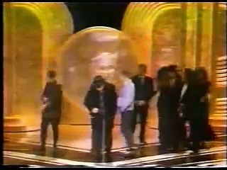 U2 gana el Grammy al Disco del Año (1987) por "The Joshua Tree"