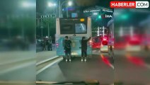 Belediye otobüsüne tutunan patenli çocukların tehlikeli yolculuğu kamerada