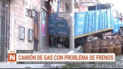 Camion de gas pierde frenos y aprehenden al conductor
