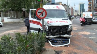 Kartal’da ihbara giden ambulans hafif ticari araca çarptı: 5 yaralı