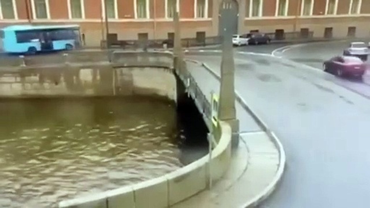 Tres muertos y varios heridos al caer un autobús desde un puente en Rusia