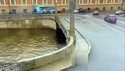 Bus sbanda e precipita nel fiume a San Pietroburgo