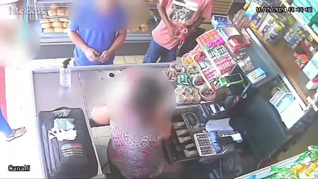 Câmera flagra dupla roubando moto após fazer compras em mercadinho, no sertão alagoano