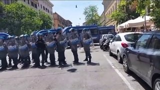 Roma, il cordone degli agenti in tenuta antisommossa agli Stati generali della natalità