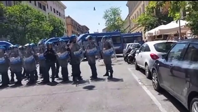 Roma, il cordone degli agenti in tenuta antisommossa agli Stati generali della natalità