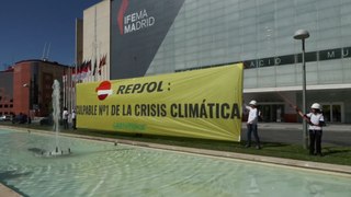 Activistas de Greenpeace intentan boicotear la junta general de accionistas de Repsol