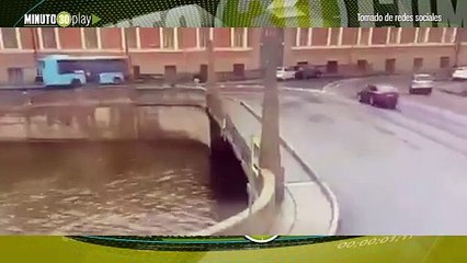 Varios muertos dejó accidente de bus tras caer al río en San Petersburgo