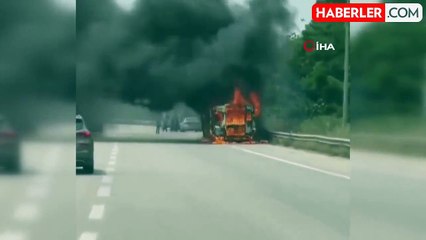 Bursa'da servis minibüsü alev alev yandı