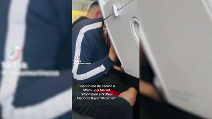 La celebración de dos chavales en un avión a la victoria del Madrid