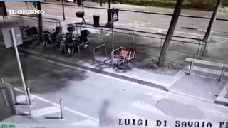 Milano, poliziotti sparano a un uomo che lanciava pietre con una fionda