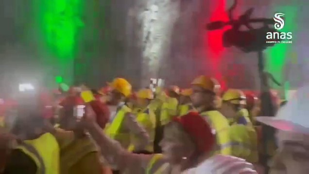 Statale Jonica, abbattuto l’ultimo diafiamma della galleria Roseto 1 sul terzo megalotto