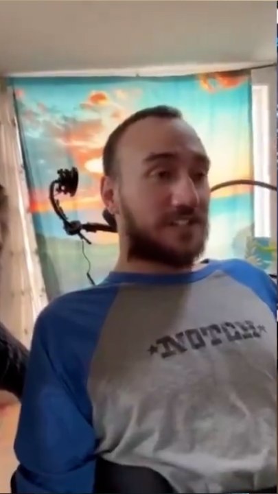 Une puce Neuralink flotte dans le cerveau de cet homme