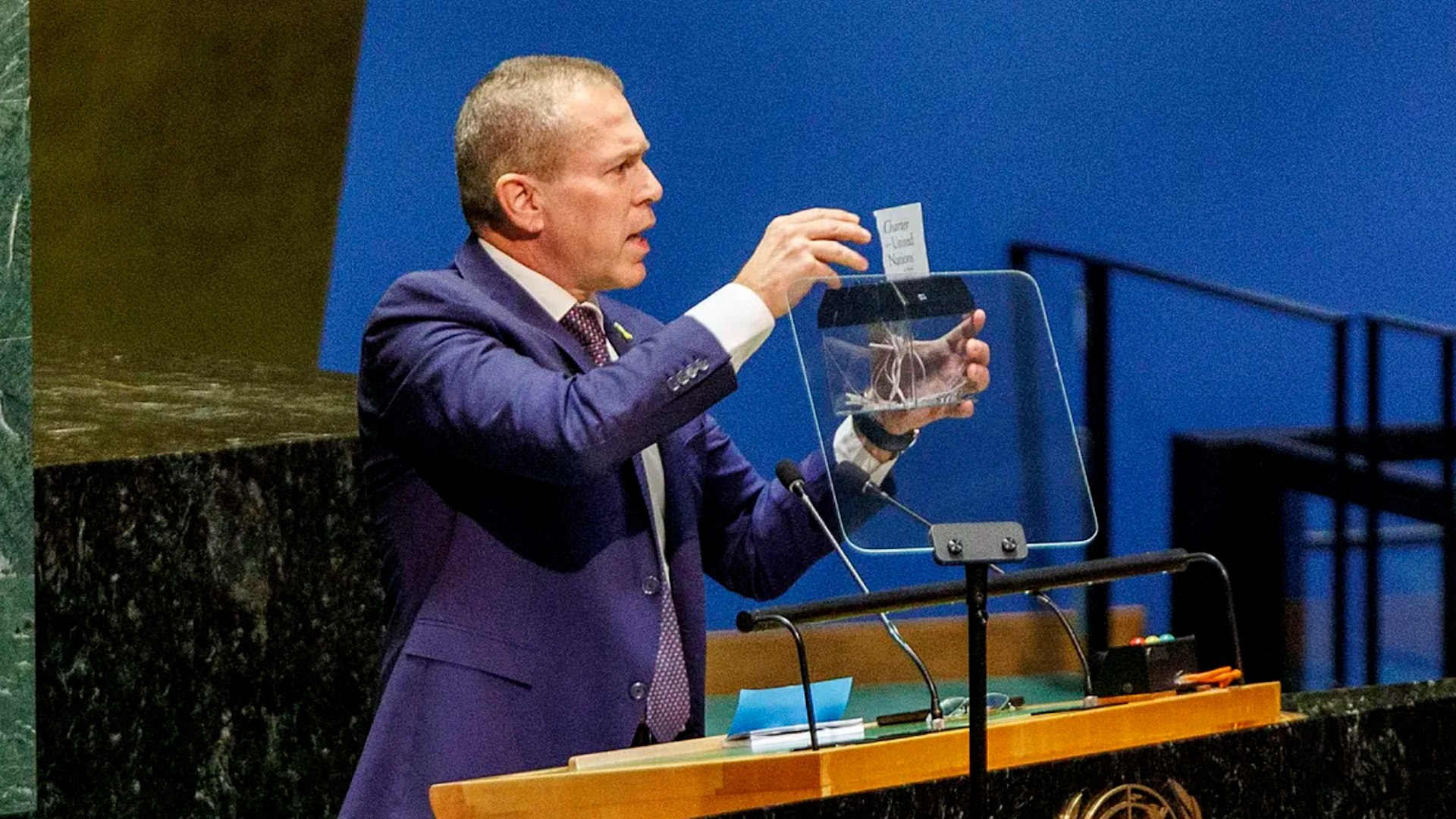 Embajador de Israel ante la ONU utiliz una trituradora de papel para triturar la carta de la ONU en el podio de la asamblea general de la ONU antes de una votacin que dar nuevos privilegios a los palestinos en la ONU.