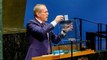 Embajador de Israel ante la ONU utilizó una trituradora de papel para triturar la carta de la ONU en el podio de la asamblea general de la ONU antes de una votación que dará nuevos privilegios a los palestinos en la ONU.