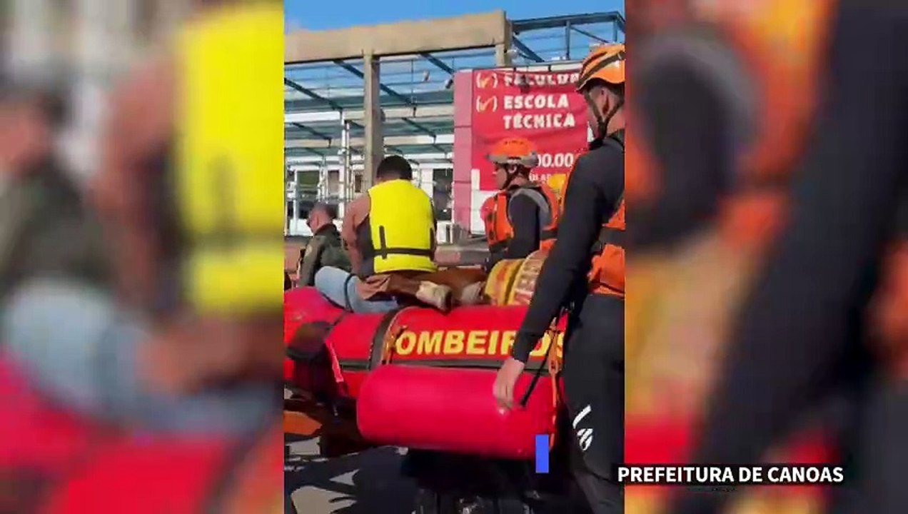 Brésil: Un cheval en détresse est sauvé d'un toit dans la ville inondée de Canoas
