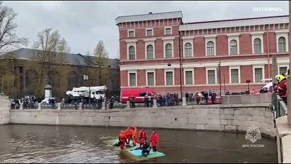 شاهد: فاجعة في سان بطرسبرغ.. حافلة تسقط من جسر إلى نهر وتخلف 3 قتلى