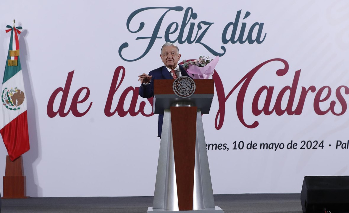 AMLO lleva serenata con mariachi para celebrar Día de las Madres en La Mañanera