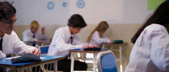 ¿Quieres aprender a copiarse en un examen? Descubre cómo en este emocionante tráiler 🎬