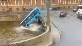 Russie : un bus chute dans une rivière à Saint-Pétersbourg, au moins trois morts