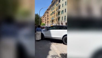 Télécharger la video: Roma, suv sul marciapiede: i passanti apparecchiano sul cofano con tovaglia e bicchieri