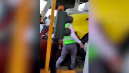 Trailero embiste a familia en caseta de Ecatepec