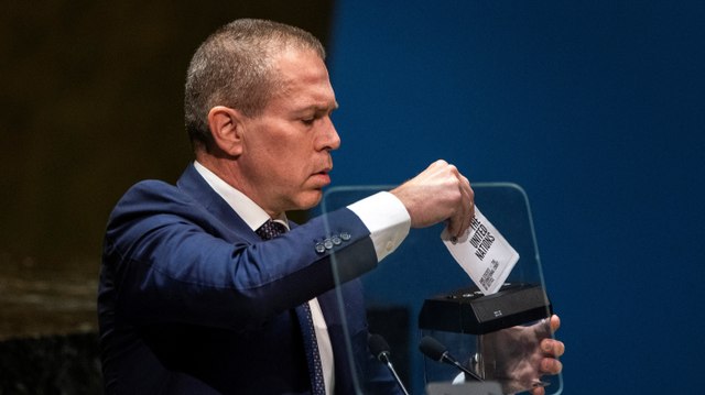 El embajador de Israel destruye la Carta de las Naciones Unidas