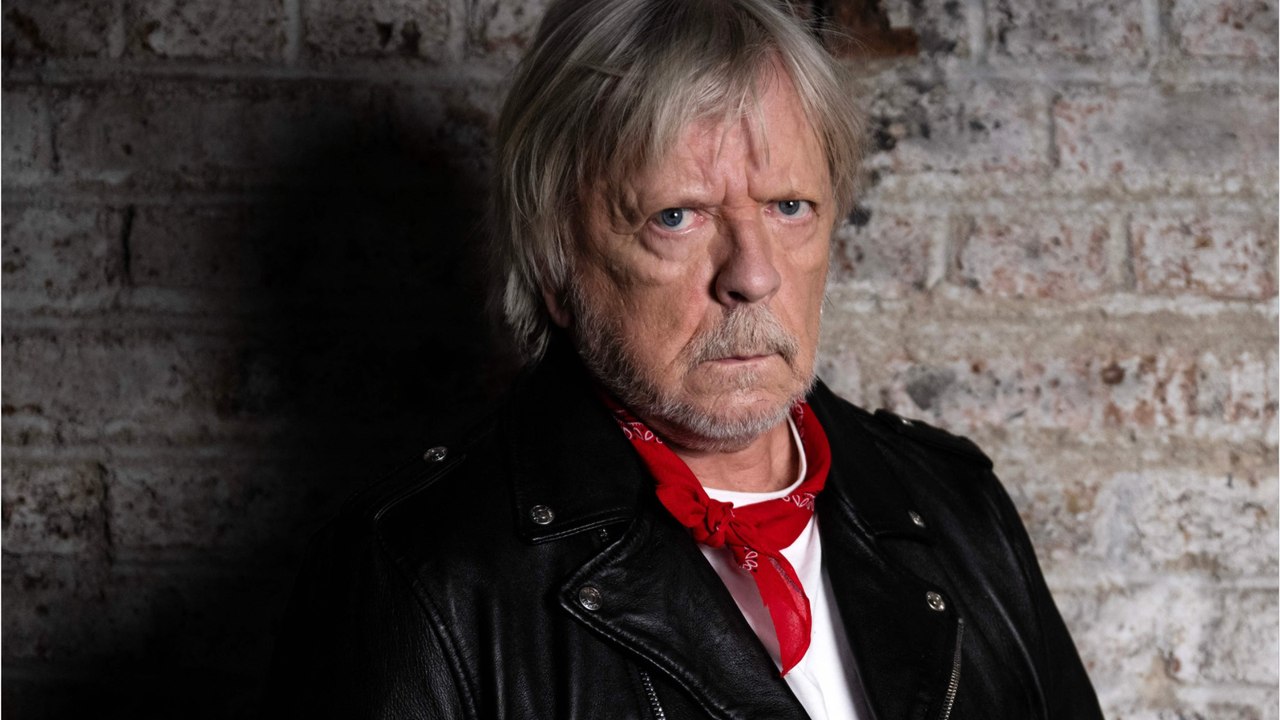 Voici - "Rien à faire" : Lolita Séchan, la fille de Renaud, cash sur son absence au mariage de son père