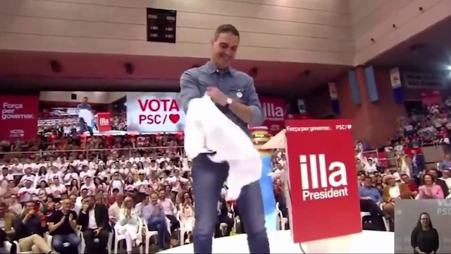 Sánchez se pone una camiseta con la silueta de Illa al inicio del último mitin
