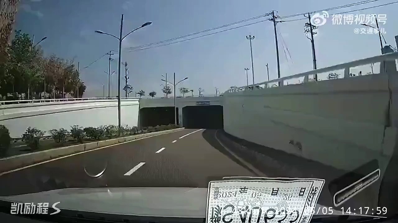 Ce qu'il croise en entrant dans le tunnel en voiture est flippant... Bon réflexe