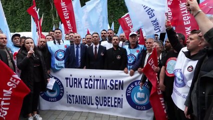 Öğretmenlerden İl Milli Eğitim Müdürlüğü önünde protesto